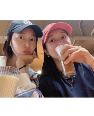 Ha Si-eun Instagram - 갑자기 순대국.
고소한 커피.☕️
죄책감에 아차산🙈
@hyoju_kkk 
.
.
.
#너만만나면넘치는사진💜