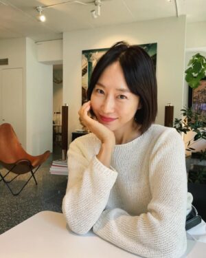 Ha Si-eun Instagram - 10장 꽉채운 오늘.💜
우리들의 파리가 생각난다👯‍♀️
@yeonhee.luv 
.
.
.
.
.
#세컨하우스
#업사이드커피