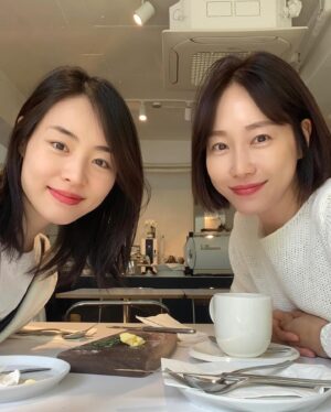 Ha Si-eun Instagram - 10장 꽉채운 오늘.💜
우리들의 파리가 생각난다👯‍♀️
@yeonhee.luv 
.
.
.
.
.
#세컨하우스
#업사이드커피