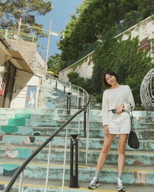 Ha Si-eun Instagram - 10장 꽉채운 오늘.💜
우리들의 파리가 생각난다👯‍♀️
@yeonhee.luv 
.
.
.
.
.
#세컨하우스
#업사이드커피