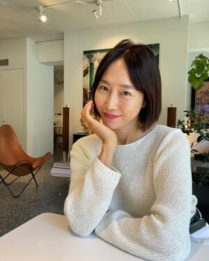 Ha Si-eun Instagram - 10장 꽉채운 오늘.💜
우리들의 파리가 생각난다👯‍♀️
@yeonhee.luv 
.
.
.
.
.
#세컨하우스
#업사이드커피