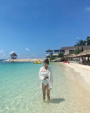 Ha Si-eun Instagram - 여행이 고파서 찾아본 추억들.🌊
.
.
.
.
#세부
#발리
#보홀
#강원도
#떠나고싶다