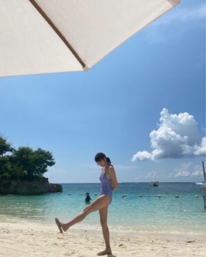 Ha Si-eun Instagram - 여행이 고파서 찾아본 추억들.🌊
.
.
.
.
#세부
#발리
#보홀
#강원도
#떠나고싶다