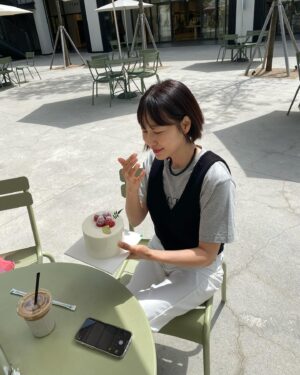 Ha Si-eun Instagram - 거하게 밥먹고 딸기조각케익 안판다는 이유(핑계)로 홀케익사서 먹는 여자들.
담주 생일은 그저 거들뿐🤣 사고나서 생각함.
내손톱도 이쁘게해주는 스윗한 @hyoju_kkk 
.
.
.
#의도치않은미리생파
#한판다먹고헤어짐
#하지만벌써저녁먹을궁리중