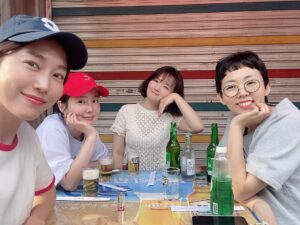 Ha Si-eun Instagram - 한달도 넘게지난 생일파티라 쓰고
왕관대관식 이라 읽을 어제하루😳
예쁜케익도 드레스같았던 옷도 부끄러워하던 노랫소리도 모두 감사해 앵두들❤️
생일축하를 받기도 하기도 조금은 무뎌져가는 나이에
앵두들이 있어 마음껏 행복했던 한달지난 생일🙈
육회집 배경으로 드레스입고, 야장에서 촛불끈 하루💕
.
.
.
.
#레이스옷부끄러워
#사진올리기망설임🙈
#자매육회
#신진슈퍼
#아코토리케이크