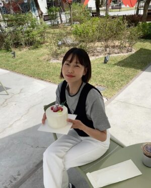 Ha Si-eun Instagram - 거하게 밥먹고 딸기조각케익 안판다는 이유(핑계)로 홀케익사서 먹는 여자들.
담주 생일은 그저 거들뿐🤣 사고나서 생각함.
내손톱도 이쁘게해주는 스윗한 @hyoju_kkk 
.
.
.
#의도치않은미리생파
#한판다먹고헤어짐
#하지만벌써저녁먹을궁리중