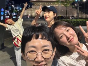 Ha Si-eun Instagram - 한달도 넘게지난 생일파티라 쓰고
왕관대관식 이라 읽을 어제하루😳
예쁜케익도 드레스같았던 옷도 부끄러워하던 노랫소리도 모두 감사해 앵두들❤️
생일축하를 받기도 하기도 조금은 무뎌져가는 나이에
앵두들이 있어 마음껏 행복했던 한달지난 생일🙈
육회집 배경으로 드레스입고, 야장에서 촛불끈 하루💕
.
.
.
.
#레이스옷부끄러워
#사진올리기망설임🙈
#자매육회
#신진슈퍼
#아코토리케이크