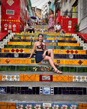 Ha Thanh Špetlíková Instagram - Opouštím tento pro mě půlroční karneval. Mé putování ze San Diega, přes Mexiko a nakonec Brazílii je u konce. Uteklo to neskutečně, zážitky budu postupně ještě zpracovávat, ale Rio bylo krásným vyvrcholením mé cesty. 
.
.
🎉💃🏻💋
 #thanksgod #travelphotography #traveltheworld #travel #carnival #riodejaneiro #brazil #