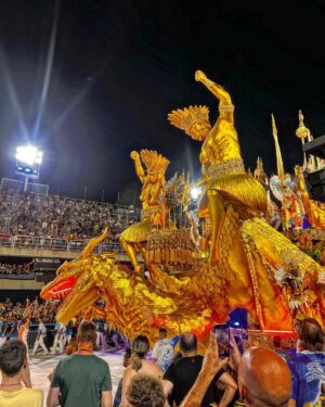 Ha Thanh Špetlíková Instagram - Opouštím tento pro mě půlroční karneval. Mé putování ze San Diega, přes Mexiko a nakonec Brazílii je u konce. Uteklo to neskutečně, zážitky budu postupně ještě zpracovávat, ale Rio bylo krásným vyvrcholením mé cesty. 
.
.
🎉💃🏻💋
 #thanksgod #travelphotography #traveltheworld #travel #carnival #riodejaneiro #brazil #