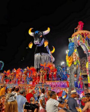 Ha Thanh Špetlíková Instagram - Opouštím tento pro mě půlroční karneval. Mé putování ze San Diega, přes Mexiko a nakonec Brazílii je u konce. Uteklo to neskutečně, zážitky budu postupně ještě zpracovávat, ale Rio bylo krásným vyvrcholením mé cesty. 
.
.
🎉💃🏻💋
 #thanksgod #travelphotography #traveltheworld #travel #carnival #riodejaneiro #brazil #