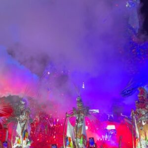 Ha Thanh Špetlíková Instagram - Opouštím tento pro mě půlroční karneval. Mé putování ze San Diega, přes Mexiko a nakonec Brazílii je u konce. Uteklo to neskutečně, zážitky budu postupně ještě zpracovávat, ale Rio bylo krásným vyvrcholením mé cesty. 
.
.
🎉💃🏻💋
 #thanksgod #travelphotography #traveltheworld #travel #carnival #riodejaneiro #brazil #