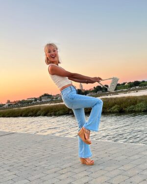 Ha Thanh Špetlíková Instagram - Zvonáče už nikdy… no, a pak jsem je dostala. Nikdy neříkej nikdy! 😅🫴 #zvonace #modelina #neversaynever #croatia #summer #sunset #shooting