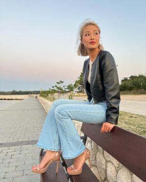 Ha Thanh Špetlíková Instagram - Zvonáče už nikdy… no, a pak jsem je dostala. Nikdy neříkej nikdy! 😅🫴 #zvonace #modelina #neversaynever #croatia #summer #sunset #shooting