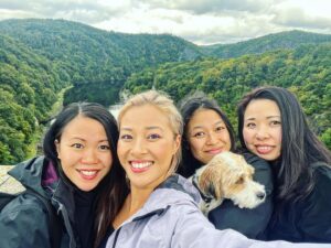 Ha Thanh Špetlíková Instagram - Moje nejmilejší lásky. 🩵 #horicivylet #holcicivylet #holciciplavba #girlstrip #family #czechnature #dog