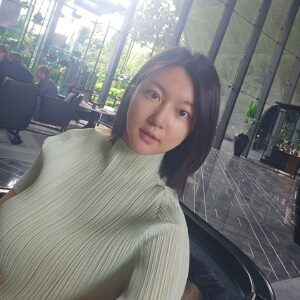Ha Yeon-joo Instagram - 남편 미팅 중에 혼자 놀기🌱