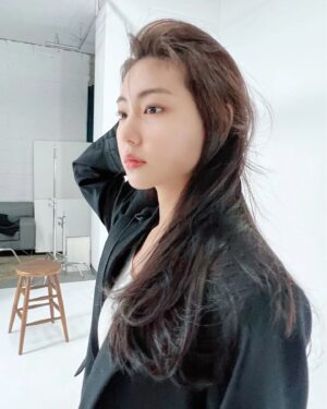 Ha Yul-Ri Instagram - 📷

Photo by @irenemjkim
