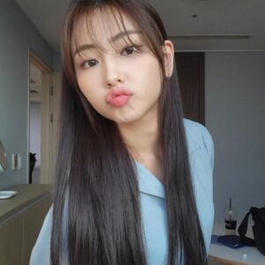 Ha Yul-Ri Instagram - 🩵