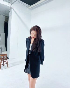Ha Yul-Ri Instagram - 📷

Photo by @irenemjkim