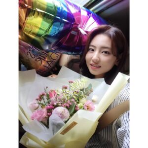 Ha Yul-Ri Instagram - <오늘의 웹툰> 사랑해주셔서 감사합니다♡
사랑스러운 뽐므 나올수있게 도와주신 모든분들 감사합니다🤍
잘지내 뽐므야❤️

#오늘의웹툰 #뽐므