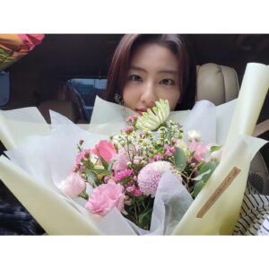 Ha Yul-Ri Instagram - <오늘의 웹툰> 사랑해주셔서 감사합니다♡
사랑스러운 뽐므 나올수있게 도와주신 모든분들 감사합니다🤍
잘지내 뽐므야❤️

#오늘의웹툰 #뽐므