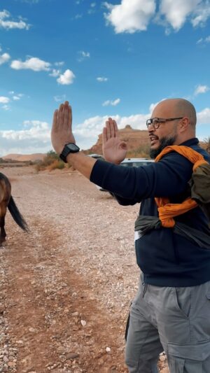 Hadj Ali Menad Instagram - Dans les coulisses de la vidéo hameb à Ouarzazate, l’effervescence créative illumine chaque instant. Acteurs, décors et équipe technique s’harmonisent sous le soleil du désert, capturant la magie de chaque plan. Ce petit making-of dévoile l’âme vibrante de la production, où l’authenticité rencontre la créativité pour offrir un instant d’émerveillement au monde. @chrysler75 @chahidbhl @collectif.hameb @zakariainsaniya @code_acting_studio #makingof #actingclass #coaching #acteur #date #maroc