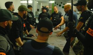 Hadj Ali Menad Instagram - @code_dacting @daviddesclosofficiel @mohamed_kohlanta_officiel @frenchcutlife @yannick_yahia #acting #actor @alyversaire #swat #cinemafrancais #police #acteurs #comedien