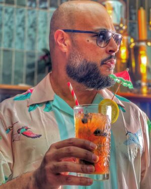 Hadj Ali Menad Instagram - Fin de tournage #hawai #cocktails #lunette #lunettepolice #salsa