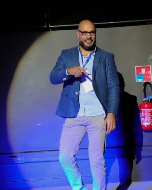 Hadj Ali Menad Instagram - Super événement fin 2022 avec @himysu_ieseg @ieseg_school @code_acting_studio #acting #comedia #concours