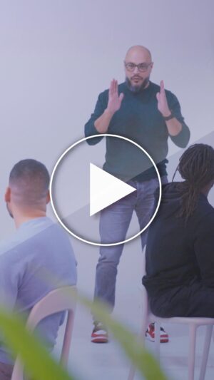 Hadj Ali Menad Instagram - Dans cette vidéo, je m’immerge dans un exercice d’Acting avec passion et engagement. Chaque expression, chaque geste, est une exploration sincère du personnage que je tente de donner vie. 🎭✨#actingclass #actingcoach #acteur @kamltab @rwanaa_officiel @bilelbelmahdi @code_acting_studio