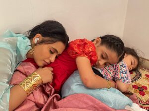 Haelyn Shastri Instagram - #shootinglife —— After a crazy weekend and birthday celebration next day shoot becomes hetic.. #sleepyheads 😩🥲😴

#haelynshastri  #mahibhanushali  #aasthabhanushali  #doree