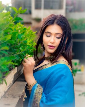 Haelyn Shastri Instagram - Just 💙

.
.
.
.
 
 .

________
#haelynshastri  #heeramandi  #heeramandisongs  #portraits