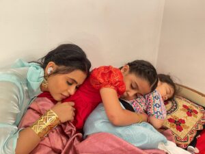 Haelyn Shastri Instagram - #shootinglife —— After a crazy weekend and birthday celebration next day shoot becomes hetic.. #sleepyheads 😩🥲😴

#haelynshastri  #mahibhanushali  #aasthabhanushali  #doree