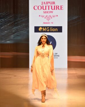 Haelyn Shastri Instagram - Thank you and a grattitude post!
I would like to say thank you #jaipur for the warm welcome. It was my first time in jaipur and cannot stop talking about how beautiful the city is and @jaipurcoutureshow_official  for having me as a celebrity showstopper to walk for the amazing  @craftcouncilweaversartisans  @deepaksankit @silveroakinstituteofdesign 
Special thanks to @silverbell.networks  @the_chandi_studio  @theheadmansalon 

#haelynshastri  #jaipurcoutureshow  #jaipurdiaries  #fashionshow  #showstopper  #mglion