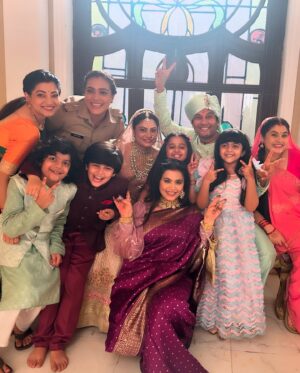 Haelyn Shastri Instagram - Yaadon ki Almari ♥️🥰
Sharing some not so still but fun moments with my coactors and directors 😁 #doree 
Thank you everyone for all the love and support you gave to komal.. ✨
Sending wishes to everyone  #onwardsandupwards
Will miss each one of you  and the memories we all created together!!
Sending love and hugs✨