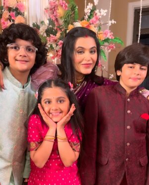 Haelyn Shastri Instagram - Yaadon ki Almari ♥️🥰
Sharing some not so still but fun moments with my coactors and directors 😁 #doree 
Thank you everyone for all the love and support you gave to komal.. ✨
Sending wishes to everyone  #onwardsandupwards
Will miss each one of you  and the memories we all created together!!
Sending love and hugs✨