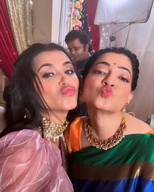 Haelyn Shastri Instagram - Yaadon ki Almari ♥️🥰
Sharing some not so still but fun moments with my coactors and directors 😁 #doree 
Thank you everyone for all the love and support you gave to komal.. ✨
Sending wishes to everyone  #onwardsandupwards
Will miss each one of you  and the memories we all created together!!
Sending love and hugs✨