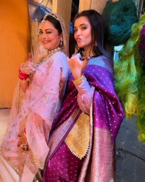 Haelyn Shastri Instagram - Yaadon ki Almari ♥️🥰
Sharing some not so still but fun moments with my coactors and directors 😁 #doree 
Thank you everyone for all the love and support you gave to komal.. ✨
Sending wishes to everyone  #onwardsandupwards
Will miss each one of you  and the memories we all created together!!
Sending love and hugs✨