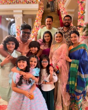 Haelyn Shastri Instagram - Yaadon ki Almari ♥️🥰
Sharing some not so still but fun moments with my coactors and directors 😁 #doree 
Thank you everyone for all the love and support you gave to komal.. ✨
Sending wishes to everyone  #onwardsandupwards
Will miss each one of you  and the memories we all created together!!
Sending love and hugs✨