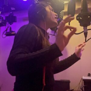 Haelyn Shastri Instagram - #Behindthescenes part 2 quizas quizas x babuji dheere chalna
Music produced by @tanoojsaini 
📍: @twelvestringsproduction 

#quizasquizasquizas  x #babujidheerechalna❤️ #singing #musicproduction