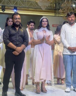 Haelyn Shastri Instagram - Thank you and a grattitude post!
I would like to say thank you #jaipur for the warm welcome. It was my first time in jaipur and cannot stop talking about how beautiful the city is and @jaipurcoutureshow_official  for having me as a celebrity showstopper to walk for the amazing  @craftcouncilweaversartisans  @deepaksankit @silveroakinstituteofdesign 
Special thanks to @silverbell.networks  @the_chandi_studio  @theheadmansalon 

#haelynshastri  #jaipurcoutureshow  #jaipurdiaries  #fashionshow  #showstopper  #mglion