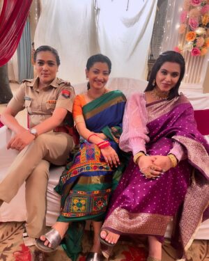 Haelyn Shastri Instagram - Yaadon ki Almari ♥️🥰
Sharing some not so still but fun moments with my coactors and directors 😁 #doree 
Thank you everyone for all the love and support you gave to komal.. ✨
Sending wishes to everyone  #onwardsandupwards
Will miss each one of you  and the memories we all created together!!
Sending love and hugs✨