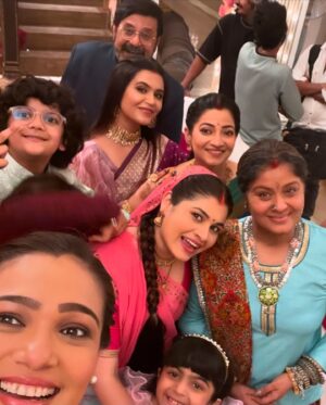 Haelyn Shastri Instagram - Yaadon ki Almari ♥️🥰
Sharing some not so still but fun moments with my coactors and directors 😁 #doree 
Thank you everyone for all the love and support you gave to komal.. ✨
Sending wishes to everyone  #onwardsandupwards
Will miss each one of you  and the memories we all created together!!
Sending love and hugs✨