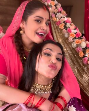 Haelyn Shastri Instagram - Yaadon ki Almari ♥️🥰
Sharing some not so still but fun moments with my coactors and directors 😁 #doree 
Thank you everyone for all the love and support you gave to komal.. ✨
Sending wishes to everyone  #onwardsandupwards
Will miss each one of you  and the memories we all created together!!
Sending love and hugs✨