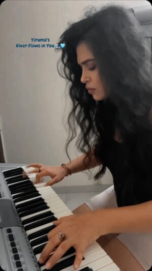 Haelyn Shastri Instagram - Music heals🩵🙏🏻.

 .
.
#pianomusic  #haelynshastri  #riverflowsinyou #yiruma  #reelsinstagram