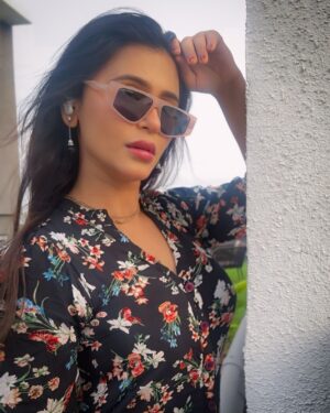 Haelyn Shastri Instagram - “Slaying my day with one shade at a time.” 😎
🕶️: @eyewearlabs 
.
.
.
.
.
#haelynshastri #sunsetphotography  #sunsetsky  #portraitphotography  #sunglasseslover  #grwmoutfit  #fypage✨  #suggestedposts