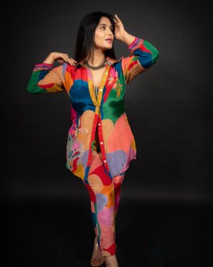 Haelyn Shastri Instagram - “Bold colors, bold moves.” 🔥

👗- @kaftanize_clothing
💃- @stylebyriyajain
✨: @silverbell.networks
📸: @tanoojsaini 

#fashion #Style #outfitoftheday #haelynshastri
#Trendy #LookBook  #fashiondaily #kaftanize  #ootd  #lookbookindo  #silkdress #portraitphotography  #actresshot