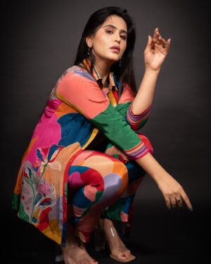 Haelyn Shastri Instagram - “Bold colors, bold moves.” 🔥

👗- @kaftanize_clothing
💃- @stylebyriyajain
✨: @silverbell.networks
📸: @tanoojsaini 

#fashion #Style #outfitoftheday #haelynshastri
#Trendy #LookBook  #fashiondaily #kaftanize  #ootd  #lookbookindo  #silkdress #portraitphotography  #actresshot