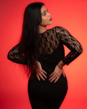 Haelyn Shastri Instagram - Mysterious Morticia 🖤
.
.
.
📸: @tanoojsaini  @nikhilpandyaphotography 
📍: @twelvestringsproduction 
 #addamsfamily  #morticiaaddams