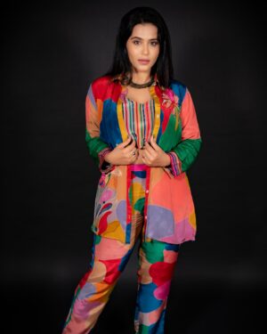 Haelyn Shastri Instagram - “Bold colors, bold moves.” 🔥

👗- @kaftanize_clothing
💃- @stylebyriyajain
✨: @silverbell.networks
📸: @tanoojsaini 

#fashion #Style #outfitoftheday #haelynshastri
#Trendy #LookBook  #fashiondaily #kaftanize  #ootd  #lookbookindo  #silkdress #portraitphotography  #actresshot
