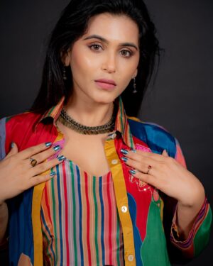 Haelyn Shastri Instagram - “Bold colors, bold moves.” 🔥

👗- @kaftanize_clothing
💃- @stylebyriyajain
✨: @silverbell.networks
📸: @tanoojsaini 

#fashion #Style #outfitoftheday #haelynshastri
#Trendy #LookBook  #fashiondaily #kaftanize  #ootd  #lookbookindo  #silkdress #portraitphotography  #actresshot